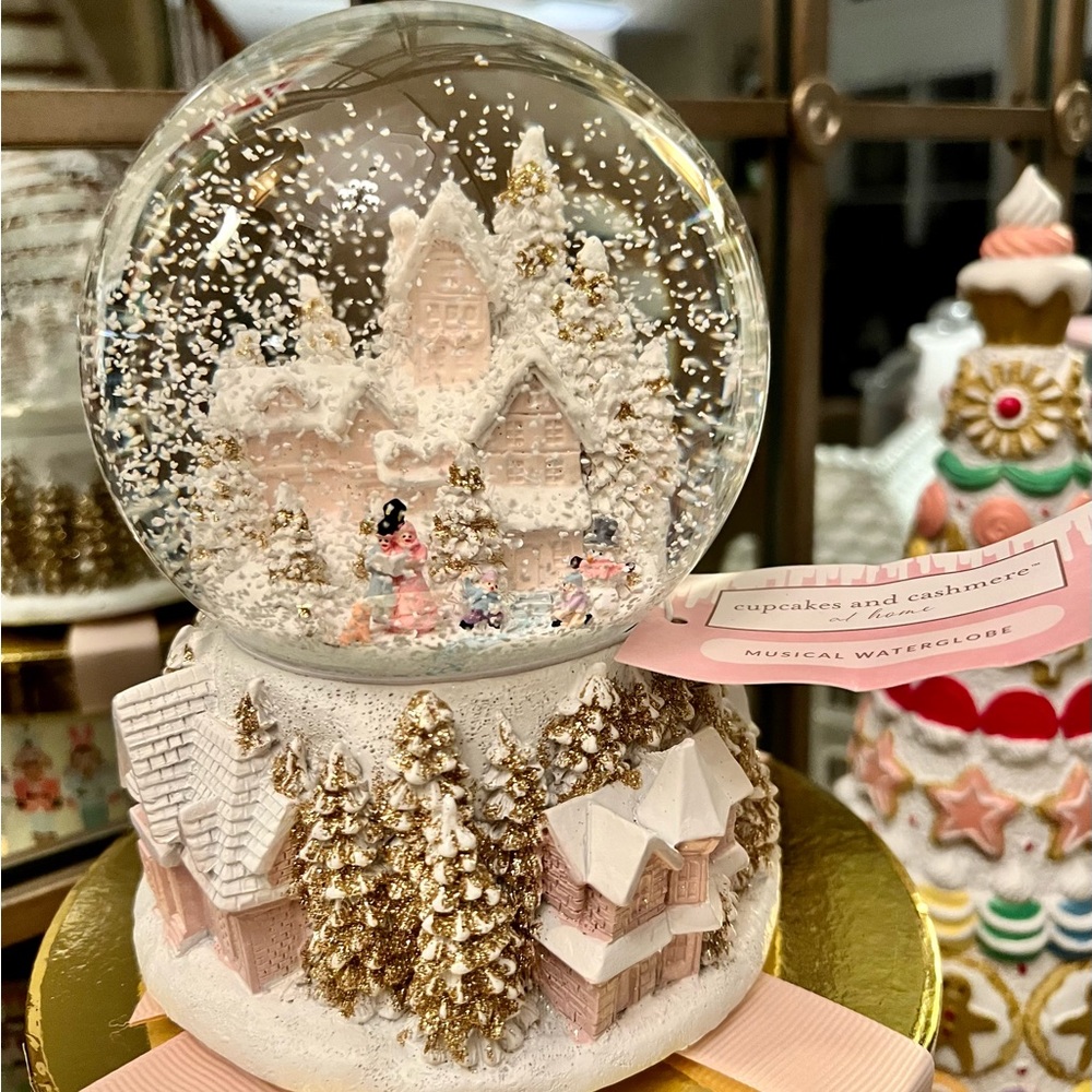 New GORGEOUS Cupcakes and Cashmere Pink and Gold Musical Water Globe